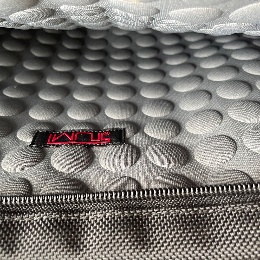 Like New Professional, Functional, Classic Tumi L… - image 4